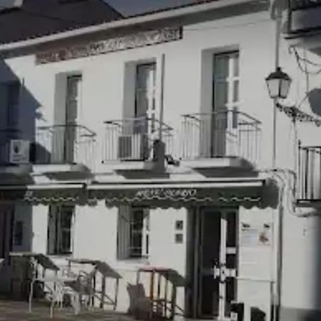 Hostal 2 Estrellas -Restaurante Las Tres Encinas En El Centro Del Pueblo Cabeza la Vaca Exterior foto