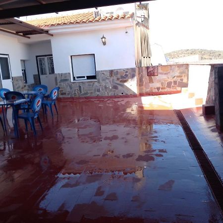 Hostal 2 Estrellas -Restaurante Las Tres Encinas En El Centro Del Pueblo Cabeza la Vaca Exterior foto