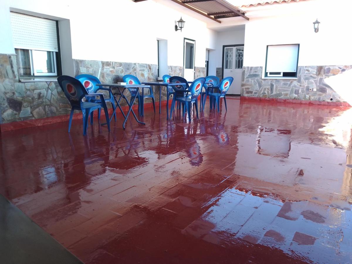 Hostal 2 Estrellas -Restaurante Las Tres Encinas En El Centro Del Pueblo Cabeza la Vaca Exterior foto