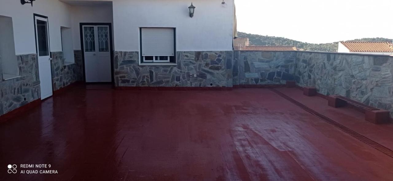 Hostal 2 Estrellas -Restaurante Las Tres Encinas En El Centro Del Pueblo Cabeza la Vaca Exterior foto