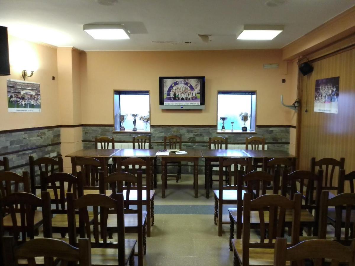Hostal 2 Estrellas -Restaurante Las Tres Encinas En El Centro Del Pueblo Cabeza la Vaca Exterior foto